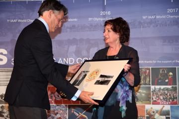 Sebastian Coe receives the framed 1908 emblem of Olympic 5 Miles champion Emil Voigt from his granddaughter Robin