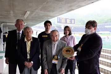 Mikio Oda's family with his Heritage Plaque