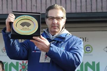 Giuseppe Gallo Stampino, the president of Unione Sportiva San Vittore Olona, with the WA Heritage Plaque