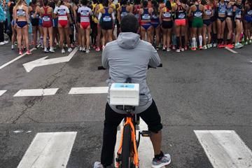 We conduct dynamic monitoring by affixing the device to a bicycle and following athletes along the marathon route.