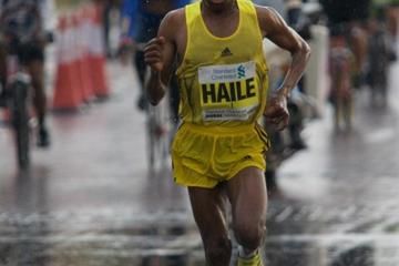 gebrselassie-expected-to-tower-over-his-oppon