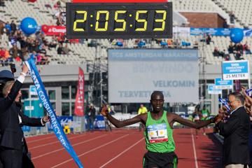 chebet-sizzles-sub-206-course-record-for-gela
