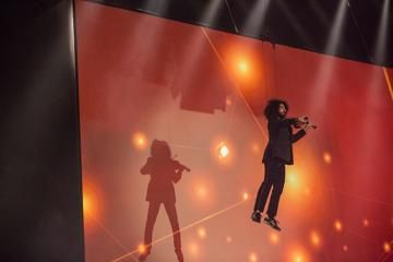 Violinist Ara Malikian flying through the air at the IAAF Centenary Gala in Barcelona