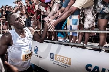 bolt-blazes-to-victory-in-rio-beach-race