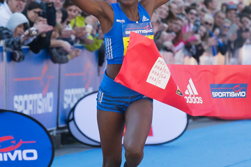 joyciline-jepkosgei-kenya-world-record-half-m